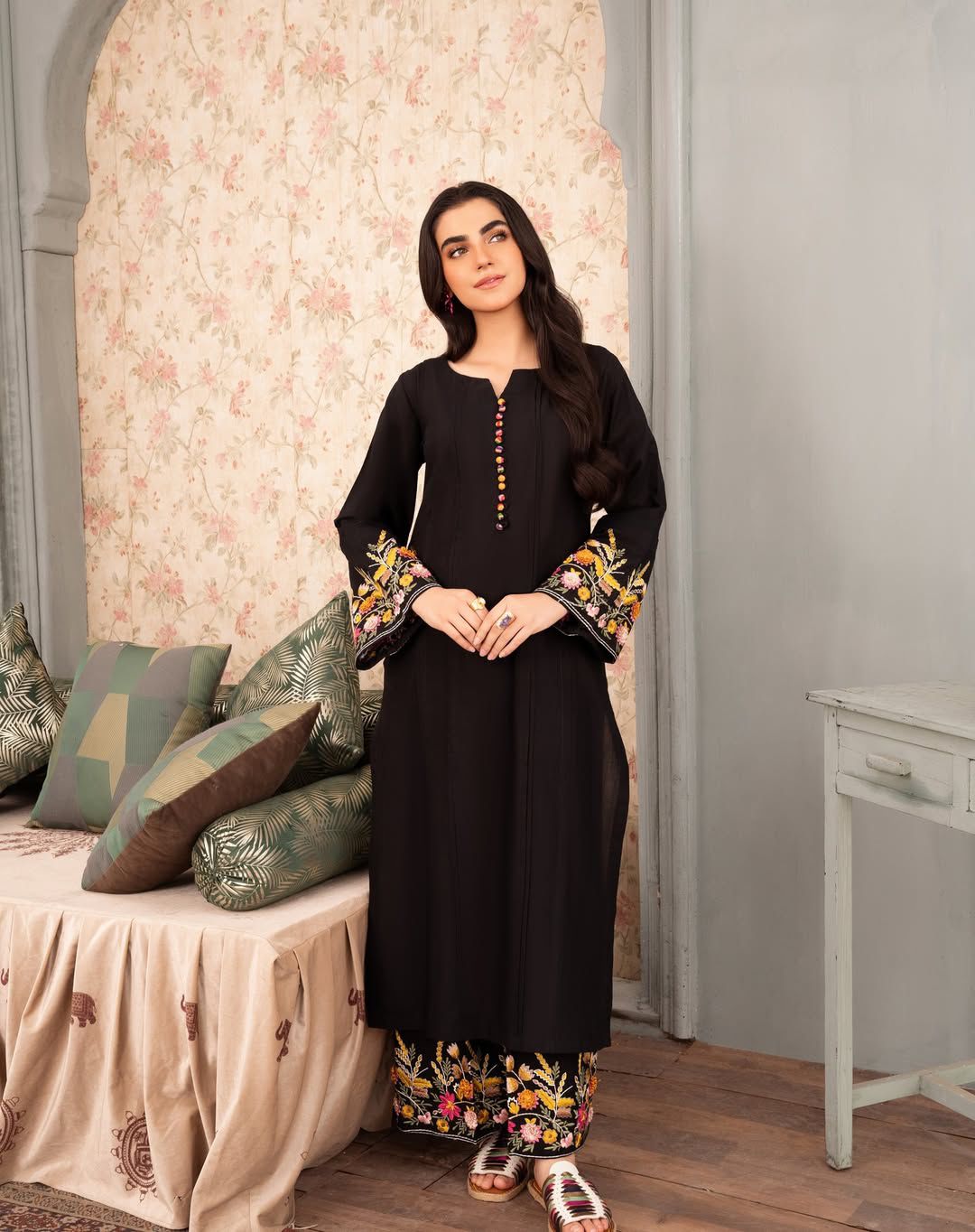 BLACK ELEGANCE EMB 2Pc